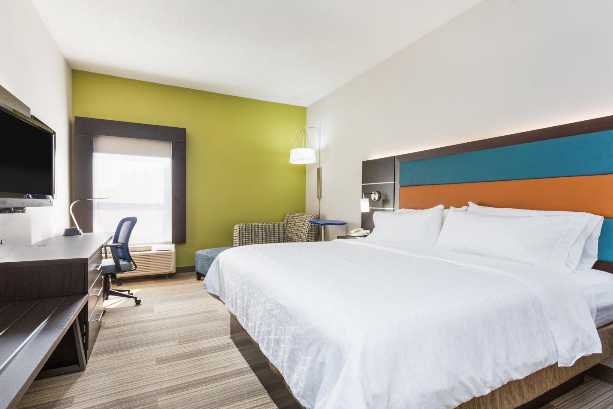Holiday Inn Express - Plymouth By Ihg Exterior photo